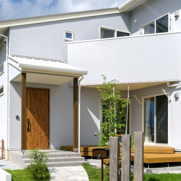 ウッドデッキと光を楽しむナチュラルモダンな二階建て住宅イメージ