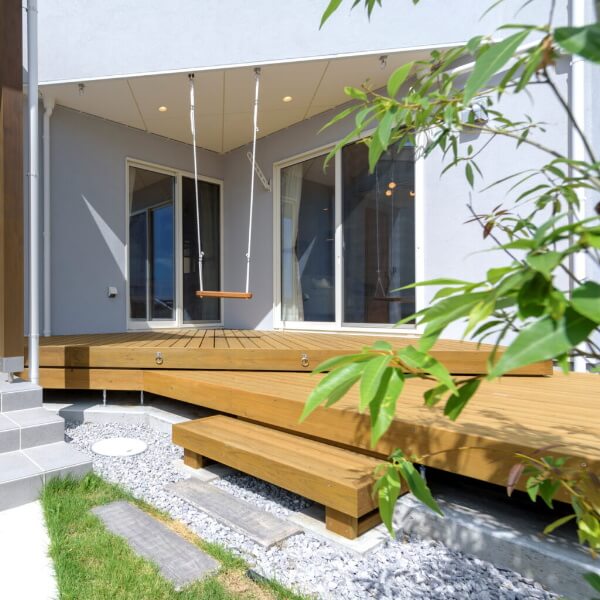 ウッドデッキと光を楽しむナチュラルモダンな二階建て住宅イメージ