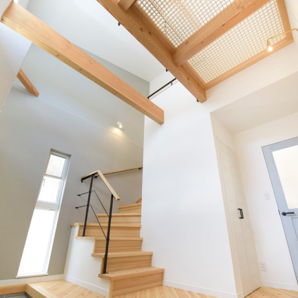 ウッドデッキと光を楽しむナチュラルモダンな二階建て住宅イメージ