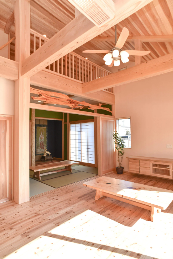 木の温もりと吹き抜けが魅力のロフト付き平屋イメージ