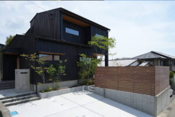 黒い外観と木の温もりが調和する3LDKモダン住宅イメージ