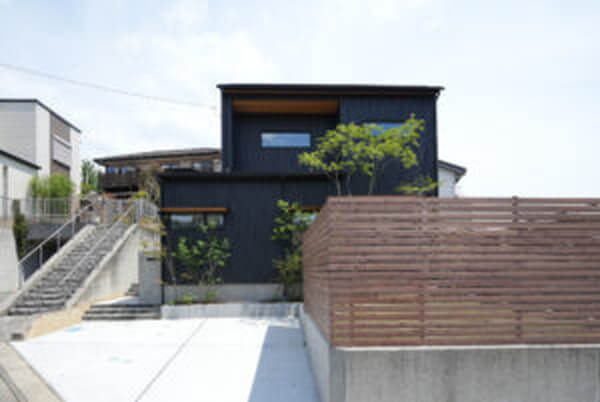 黒い外観と木の温もりが調和する3LDKモダン住宅イメージ