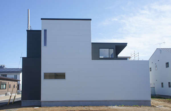 白と黒のコントラストが映える外観と中庭がつながる二階建て住宅イメージ